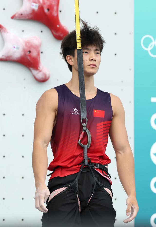 巴黎奥运会丨攀岩——男子速度赛：伍鹏获得银牌XxjpseC010708_20240808_MVPFN0A001.jpg